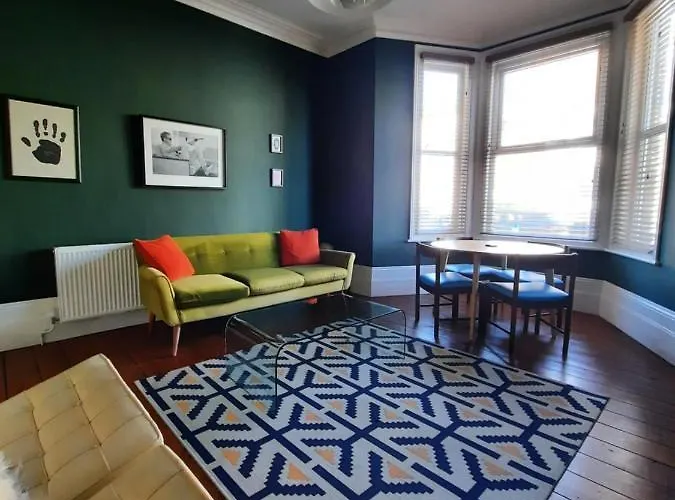 Stylish, Spacious, 2 Bed Garden Flat Close To Sea